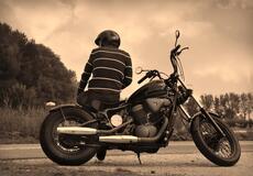 Test nového značení pro motocyklisty má snížit riziko vážných nehod v zatáčkách